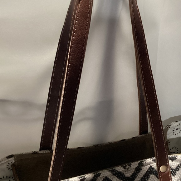 Myra‎ Chevron Patterned Tote Bag with Brown Straps - Picture 5 of 8